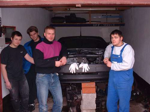 die Motorausbaucrew nach getaner Arbeit (Robert, Stefan, Kühni und Jagge