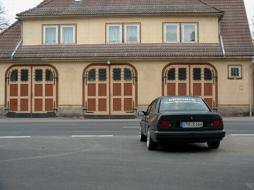 Die beiden linken Tore führen zu unserer Halle