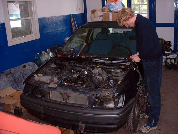 Emily beim Motorausbau